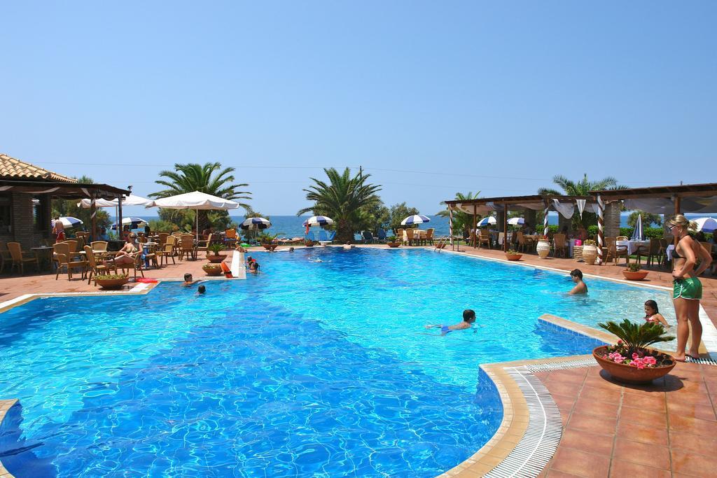 Hotel Oasis Kyparissia Exterior foto