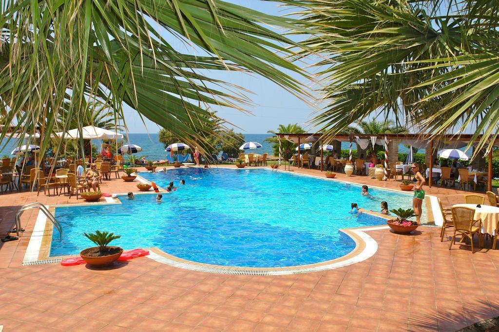 Hotel Oasis Kyparissia Exterior foto