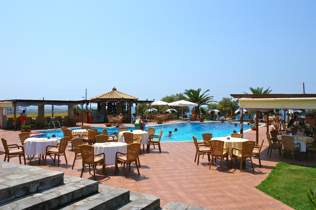 Hotel Oasis Kyparissia Exterior foto